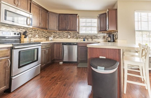 Lake Butler Maison | 6+ Sleeper Farm Escape with HUGE Yard and RV Hookup is Out Standing in its Field