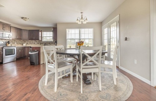 Lake Butler Maison | 6+ Sleeper Farm Escape with HUGE Yard and RV Hookup is Out Standing in its Field