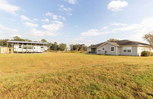 Lake Butler Maison | 6+ Sleeper Farm Escape with HUGE Yard and RV Hookup is Out Standing in its Field