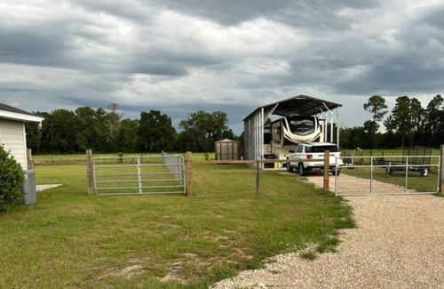 Lake Butler Maison | 6+ Sleeper Farm Escape with HUGE Yard and RV Hookup is Out Standing in its Field