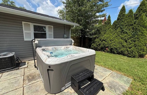 Royal Manor Maison | 603 Fenchurch Way-Ranch-Hot Tub-Pets-2 King Beds
