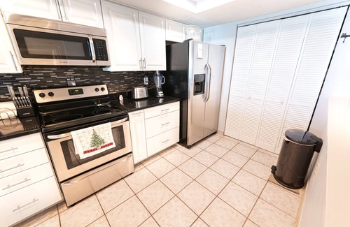 Indian Harbour Beach Copropriété | #605 Beachfront Vacation Rental, Beautiful Views from the 6th story balcony.