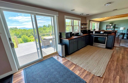 Whitefield Maison | 64J Stunning views, close to attractions! 20 mins to Bretton Woods. Hot Tub, AC, dog friendly!