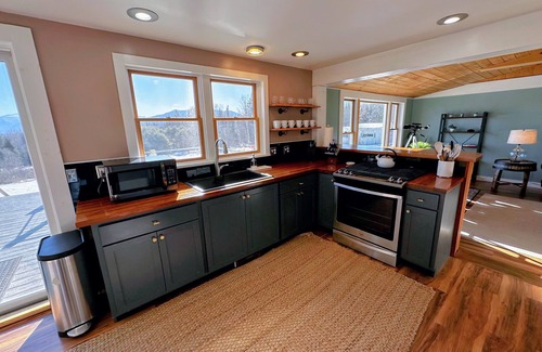 Whitefield Maison | 64J Stunning views, close to attractions! 20 mins to Bretton Woods. Hot Tub, AC, dog friendly!