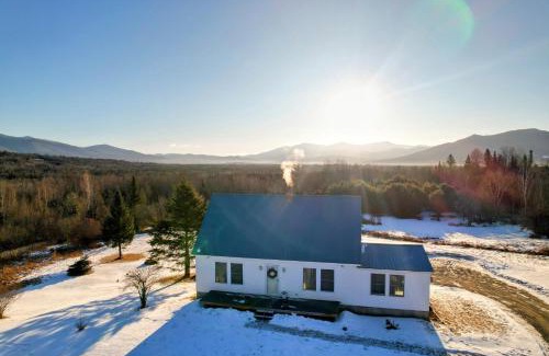 Whitefield Maison | 64J Stunning views, close to attractions! 20 min to Bretton Woods. Pool & gym passes!