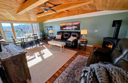 Whitefield Maison | 64J Stunning views, close to attractions! 20 min to Bretton Woods. Pool & gym passes!