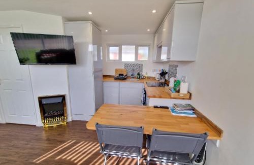 Stalham Chalet De Ski | 67 Broadside Holiday Chalet near Broads & Beaches