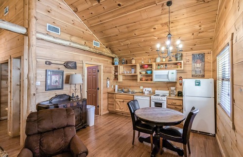 Mountain View Cabine | #67 Pinewoods Cabin: Gentle Ben