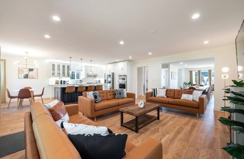 Central District Maison | 6B/4BA SFH in Leschi w/backyard 8 Beds Sleeps 16