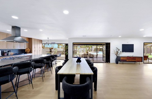 Paradise Villa | 6BD/5BA Ultimate Luxury Retreat/ Pool, Sports Courts, Putting Green/13 BEDS
