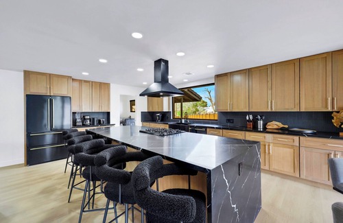 Paradise Villa | 6BD/5BA Ultimate Luxury Retreat/ Pool, Sports Courts, Putting Green/13 BEDS
