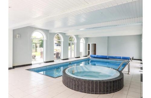 Canvey Island Appartement | 6BD Vacation Home with Indoor Pool