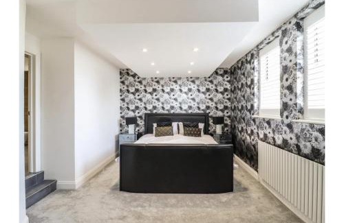 Canvey Island Appartement | 6BD Vacation Home with Indoor Pool