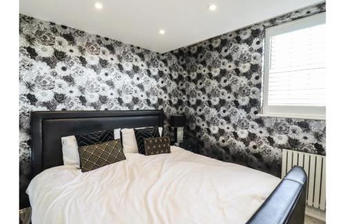 Canvey Island Appartement | 6BD Vacation Home with Indoor Pool