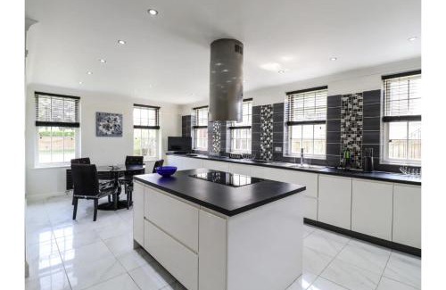 Canvey Island Appartement | 6BD Vacation Home with Indoor Pool