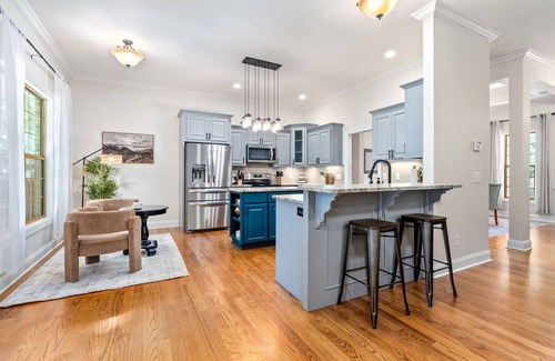 Auburn - Opelika Maison | 6BR | 5 min to RTJ | Game Room | Back Deck with Grill | Sleeps 15