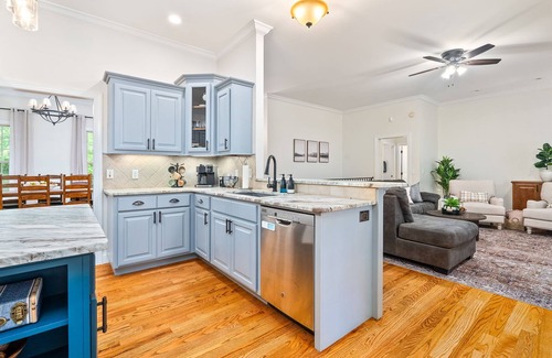 Auburn - Opelika Maison | 6BR | 5 min to RTJ | Game Room | Back Deck with Grill | Sleeps 15