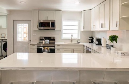 Tamiami Maison | Exclusive Miami Retreat with Jacuzzi, Pool Table, Games, and BBQ, Near Airport