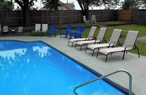 Quail Creek Maison | 6BR Retreat w/Heated Pool + Relax Vibes