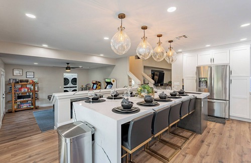 Glendale Maison | 6BR Wonder w/ Heated Pool/ Hot Tub/ Game Room