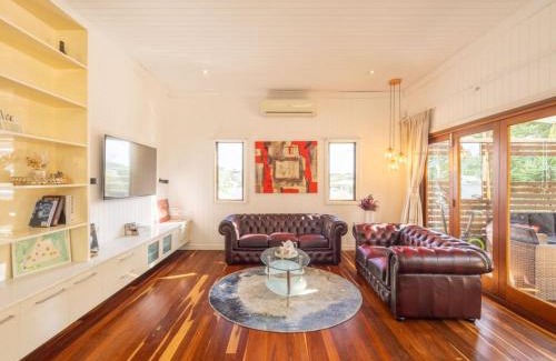 Coorparoo Maison | 6KM to CBD Convenient 5BR Queenslander Coorparoo