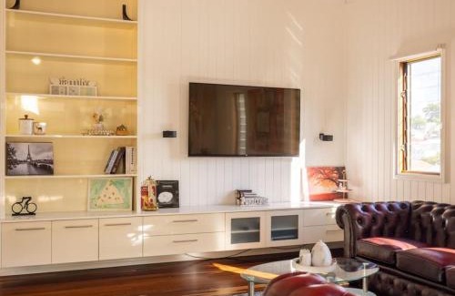 Coorparoo Maison | 6KM to CBD Convenient 5BR Queenslander Coorparoo
