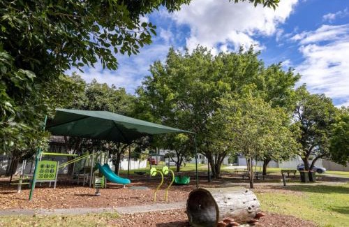 Coorparoo Maison | 6KM to CBD Convenient 5BR Queenslander Coorparoo