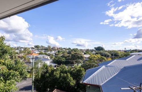 Coorparoo Maison | 6KM to CBD Convenient 5BR Queenslander Coorparoo