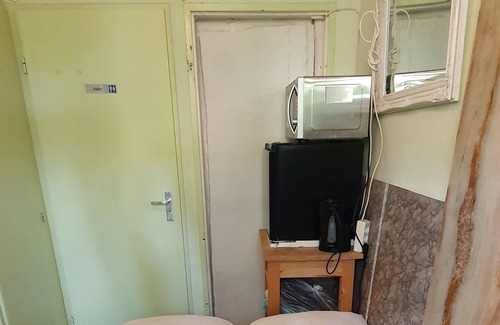 Duivendrecht Appartement | 6m2 studio near metro station and bus stop