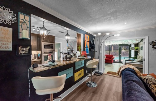 West Arlington Maison | 6mi from AT&T-POOL-WiFi-2KING BEDS-1QUEEN- Sleeps up to 10