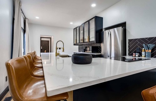 Weinland Park Maison | 7 Bed - Urban Hot Tub Oasis near OSU & Short North