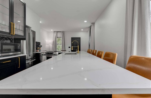 Weinland Park Maison | 7 Bed - Urban Hot Tub Oasis near OSU & Short North