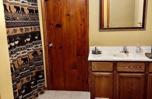 Decorah Cabine | 7 bedroom/3 bathroom Decorah Lodge on private Creek - SLEEPS 20