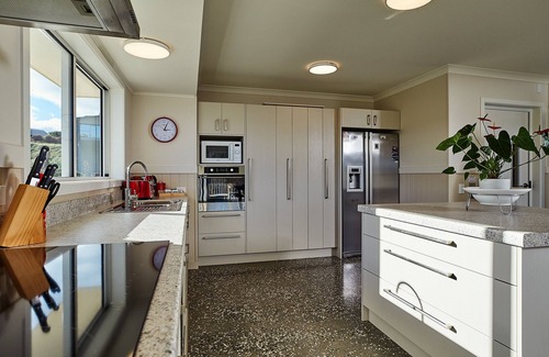 Kaikoura Cabine | 7 Bedroom Home with Mountain Views, free wi-fi, ocean, golf, cycle track nearby