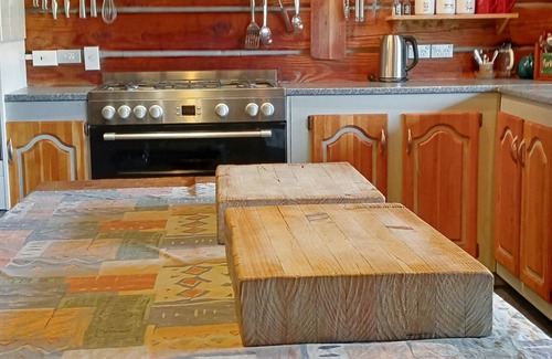 Hamurana Cabine | 7 Bedroom Rustic lodge 45 min to Hobbiton Amazing NZ attractions Groups welcome