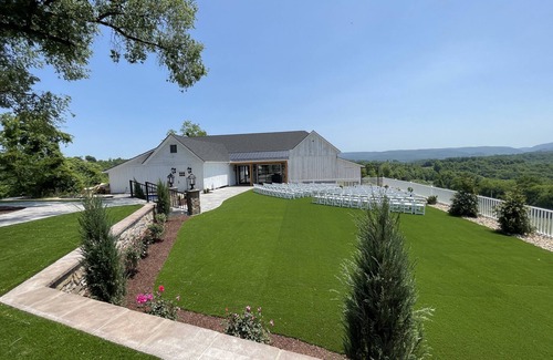 Lake Lynn Maison | 7 Bedrooms, 2 Houses all for 1 Price, 5 BR Large House & 2 BR Carriage House