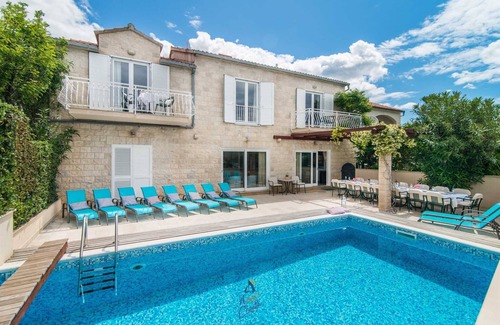 Mirce Villa | Villa 7 chambres en bord de mer avec terrasse en bord de mer et piscine chauffée