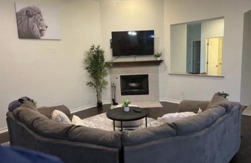 San Antonio Maison | 7-BR, H. Thea., near attrns -St2