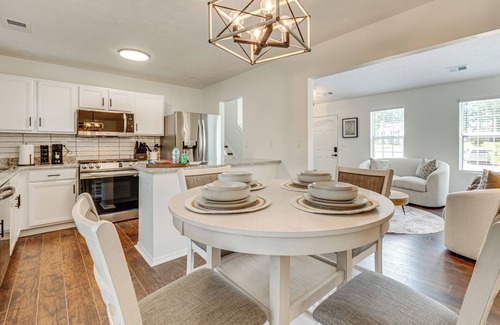 Atlanta Maison | 7 Mi to Dtwn ATL: Upscale Family Home w/ Balcony