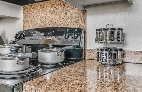 Midwest City Maison | 7 mil->Softball HOF-Near Tinker AFB- Full Kitchen-Fenced Bkyd-Garage-W/D-Dogs