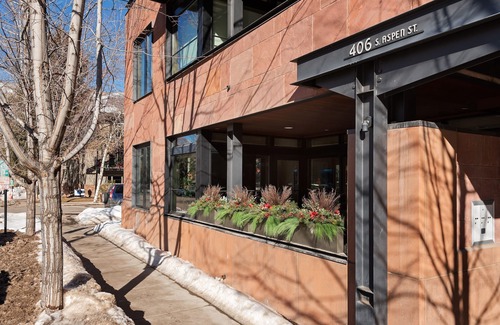 Aspen Copropriété | 7 Million Luxury Residence at “Monarch On the Park”Downtown Aspen with Parking