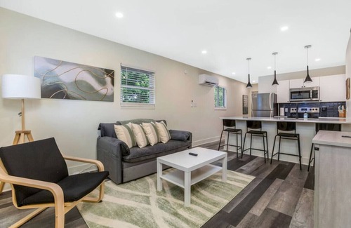Olde Towne East Maison | 7 Min to Arena District | Work Friendly | Unit C