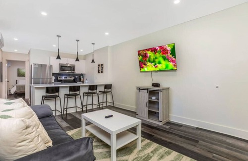 Olde Towne East Maison | 7 Min to Arena District | Work Friendly | Unit C