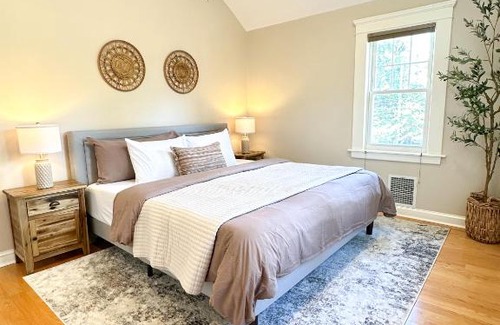 West New Haven Maison | 7 Mins drive to Yale, Large fenced yard