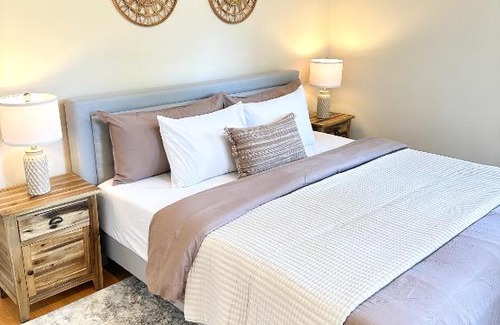 West New Haven Maison | 7 Mins drive to Yale, Large fenced yard