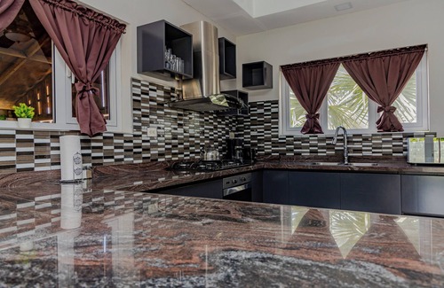 Paradera Maison | 7 minutes to Beautiful beach, Newly Renovated Luxury Home, Private Sundeck-pool
