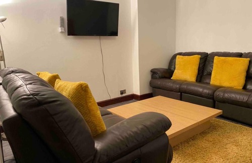 Cwmbrwla Appartement | Cosy 2 Bed Flat 1 in Swansea - Home away from Home