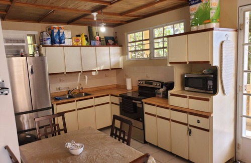 Maizales Maison | Retraite de forêt tropicale, fermée et clôturée dans une maison privée de 2 étages