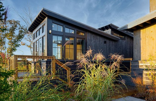 Wyoming Cabine | 70+ Amenities | Cabin w/ 2-Story Windows + Studio