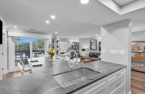 Shelter Cove Maison | 7104 Harbourside 1